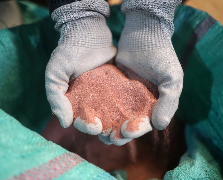 Memilah sampah elektronik dengan tangan