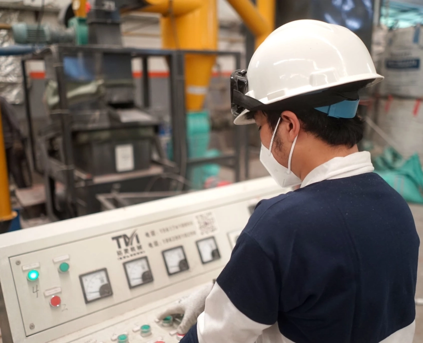 Karung-karung berisi bahan yang dapat didaur ulang